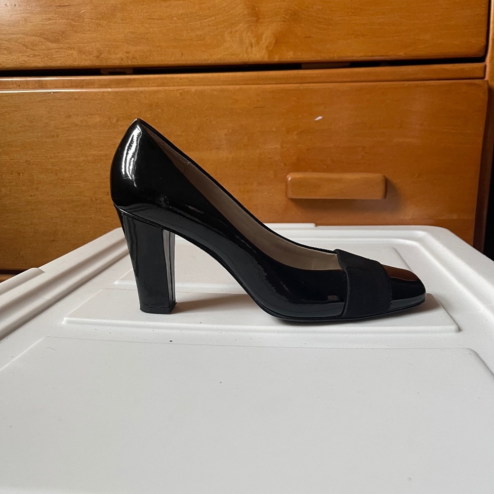 Black patent leather pumps with fabric inset